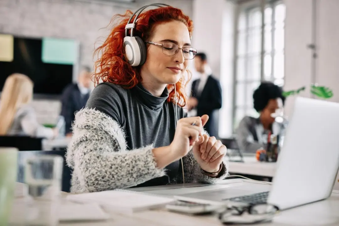 Música para trabajar: ¿Aliada o enemiga de la productividad?